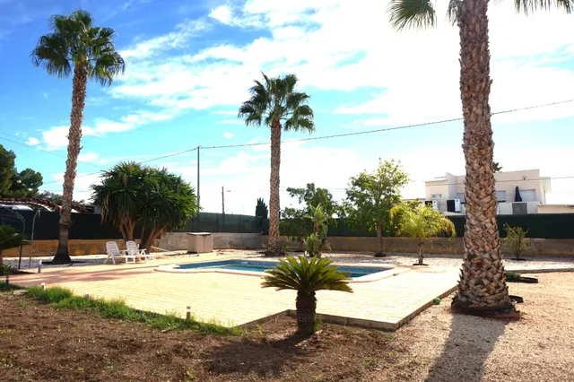OPORTUNIDAD CHALET URBANO CON PISCINA EN LA GALIA — 4