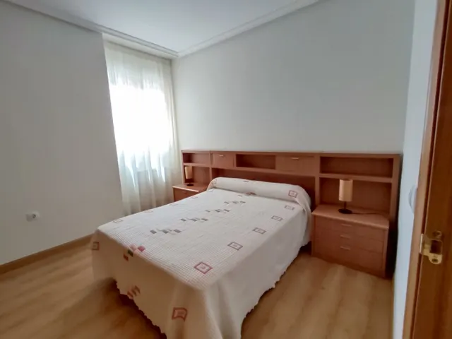 Piso seminuevo con cuatro amplios dormitorios, dos baños completos, garaje, trastero y piscina comun — 12