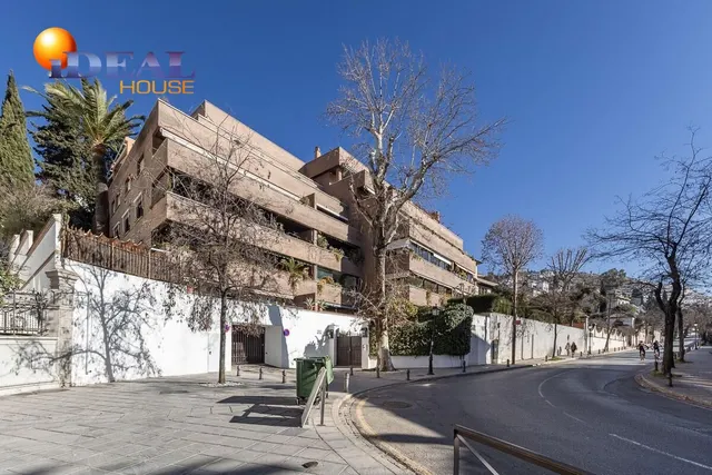 EXCLUSIVO PISO CON JARDÍN PRIVATIVO EN UNA DE LAS MEJORES URBANIZACIONES DE GRANADA — 49