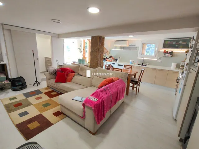 # CASA reformada, muy luminosa, con amplio patio. Próxima a 