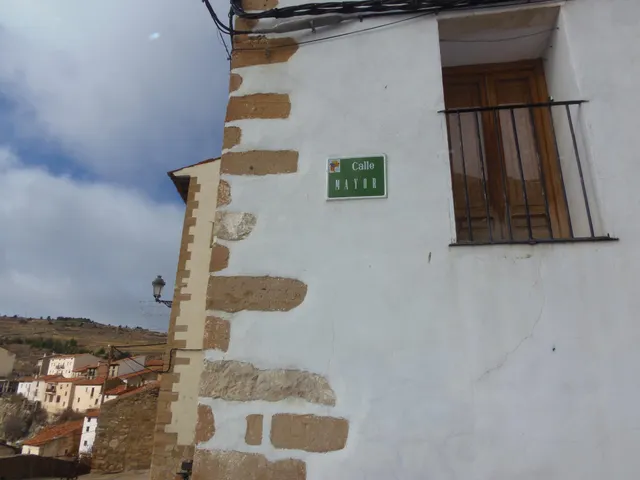 Casa grande haciendo esquina en el centro del pueblo, con patio grande, planta baja, dos alturas — 30