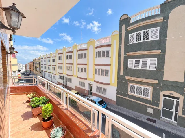 Vivienda de cuatro dormitorios con balcón en Arucas - Santidad — 40