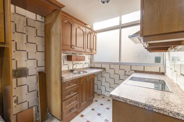 Piso en venta en pleno centro de Granada – Planta alta, garaje y gran potencial de reforma — 26