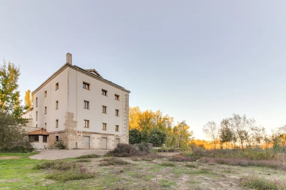 Urbis te ofrece un edificio, en venta en la Moretona, Ciudad Rodrigo, Salamanca.