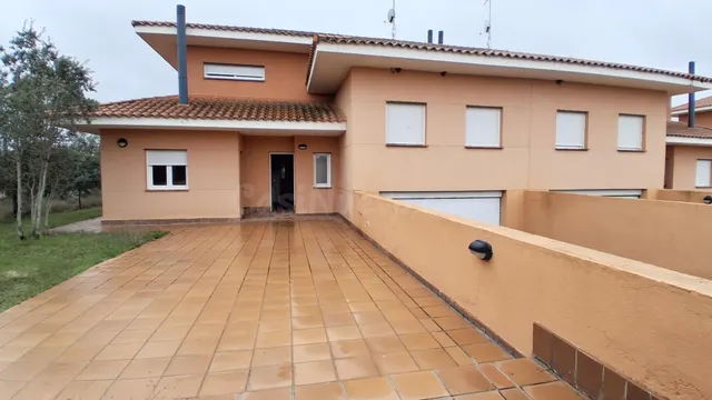 Urbis te ofrece un chalet pareado en venta en Urb. Oasis Gol