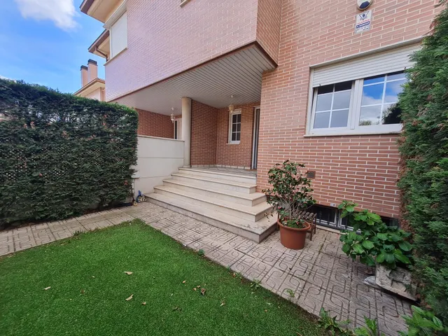 Chalet adosado en alquiler con terraza, piscina y dos plazas de garaje junto al Paseo de Zorrilla — 39