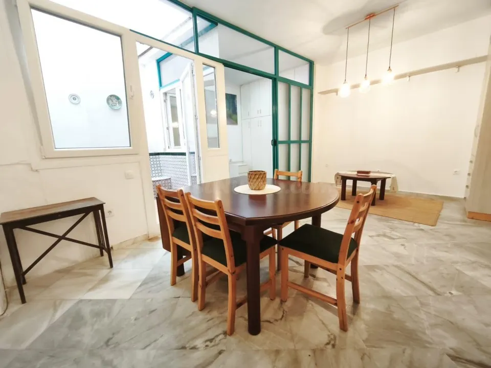 Estupendo piso en alquiler en El Arenal Sevillano con patio y garaje!!