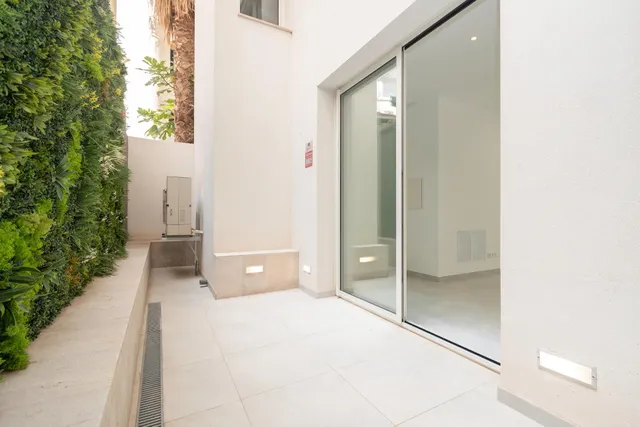 Local seminuevo a pie de calle con patio ajardinado al lado del Paseo Mallorca — 10