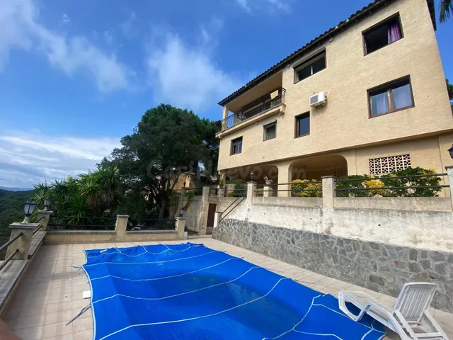 Preciosa casa con piscina privada y vistas al mar en La Rivi
