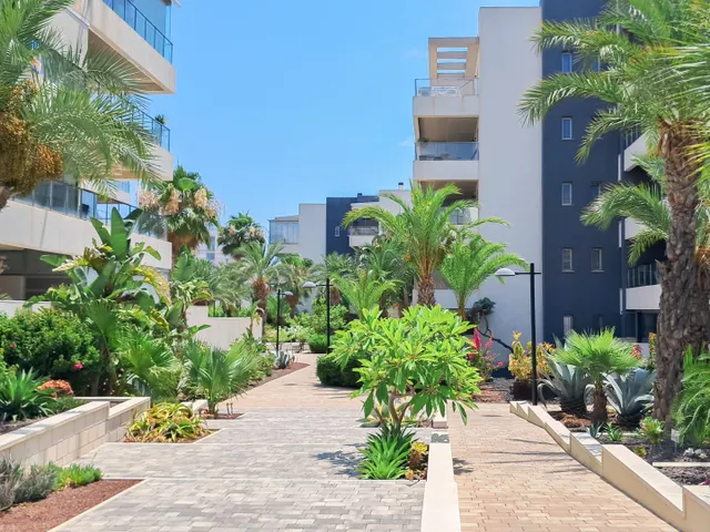 Amplio Apartamento en Esquina en Planta Baja con Terraza Acristalada y Jardín Privado en Green Hills — 16