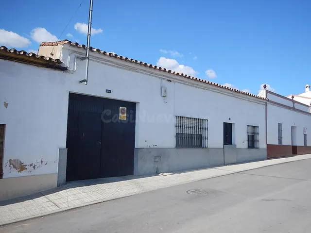 Se vende Casa Adosada OKUPADA en Orihuela Chica 58-A Fregena