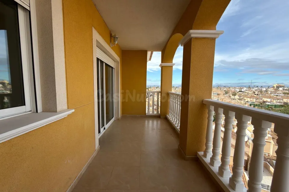 ÁTICO EN TORREBLANCA CON PARKING, PISCINA COMUNITARIA Y VISTAS DESPEJADAS!