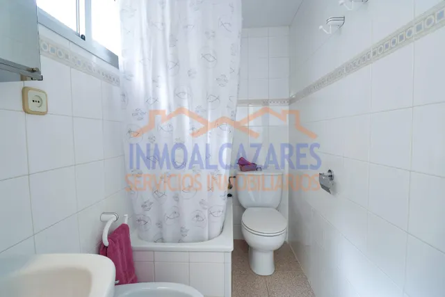 ¡A SOLO 1 MINUTO DE LA PLAYA! CÉNTRICO APARTAMENTO EN PRIMERA PLANTA DE 3 DORMITORIOS Y TERRAZA CON VISTAS AL MAR, EN LOS ALCÁZARES, MURCIA. — 20
