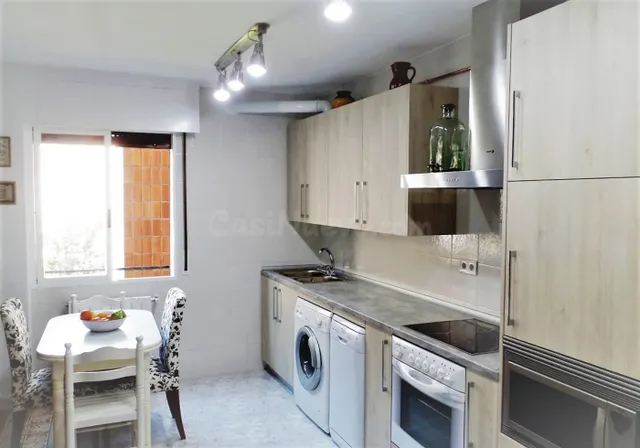 Se Alquila POR TEMPORADAS Piso de 3 Dormitorios en Zona Casc - foto 2