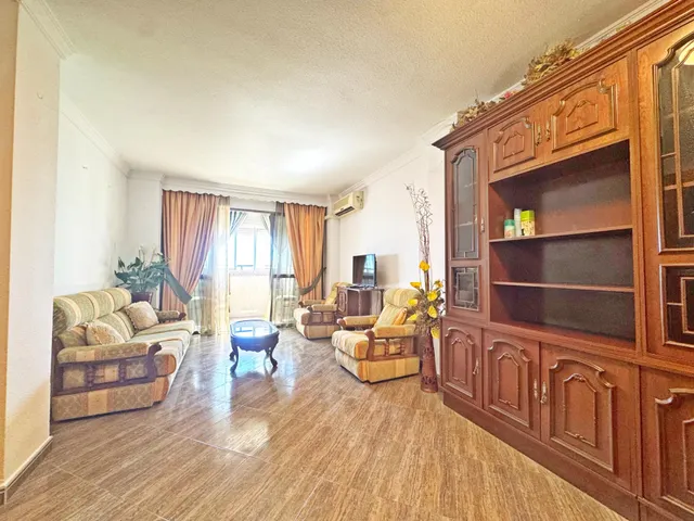 Amplio piso en esquina todo exterior con terraza y vistas al mar junto a Vialia y Avenida de Andalucía. — 8