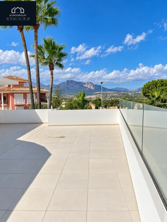 Impresionante chalet en perfecto estado, con 5 dormitorios y 3 baños, piscina privada y garaje con una parcela de 800m en el albir — 29