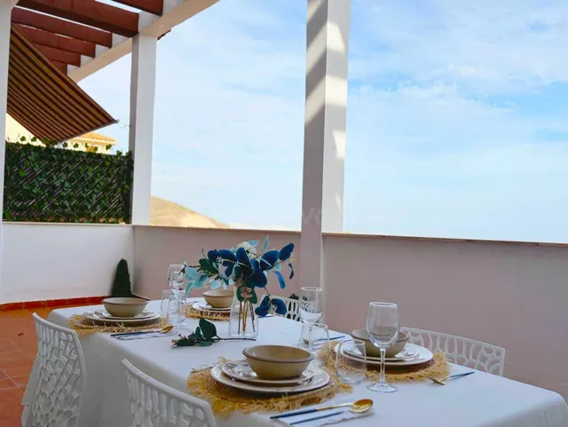 Bajo elevado con gran terraza, vistas al mar y parking priva - foto 3