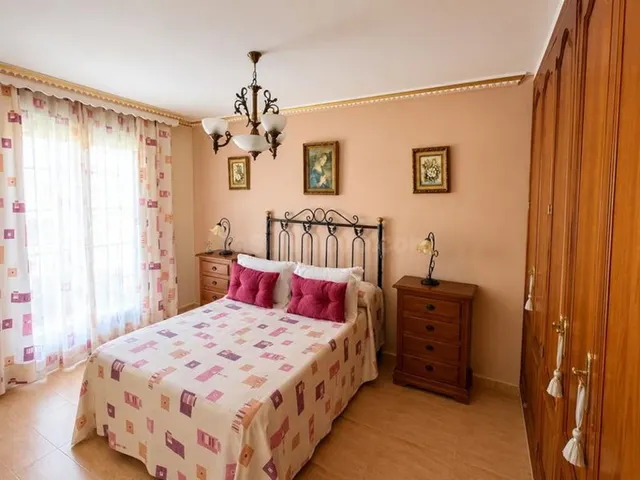 VENTA DE CASA ADOSADA EN ESTEPONA CON VISTAS AL MAR Y UBICACIÓN PRIVILEGIADA — 2