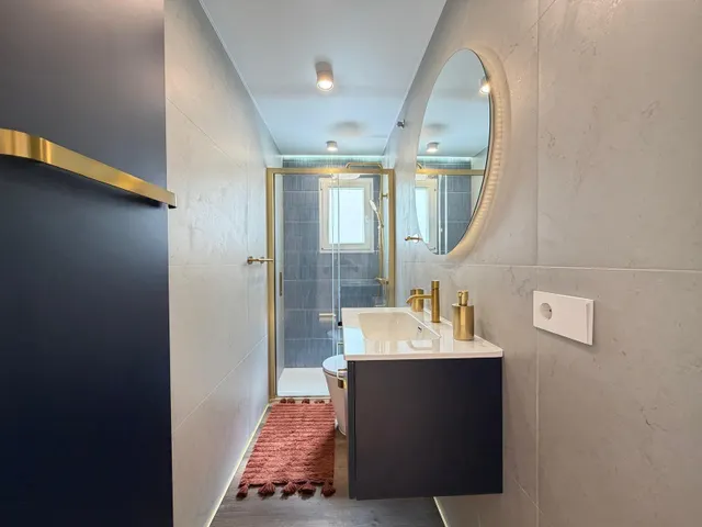 Apartamento totalmente reformado con vistas al mar y a 100 metros del puerto. con 3 dorm. 2 baños. superficie de 100 m2. — 18