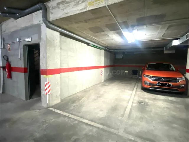 PLAZA DE PARKING AMPLIA EN VENTA EN SANTA CATALINA — 4