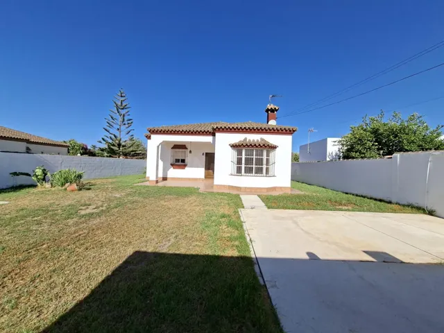 Chalet independiente en una sola planta con amplio garaje y  - foto 2