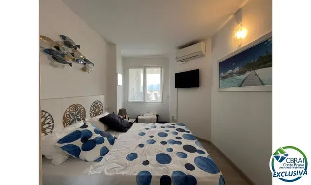 Bonito y moderno piso con vistas al canal y amarre de 2,5 x 5 m en Port Emporda, cerca de la playa y del centro de Empur — 7