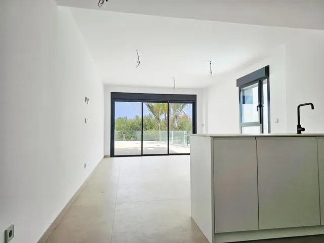 Apartamento en planta baja de obra nueva en exclusiva urbanización en primera línea de playa — 6