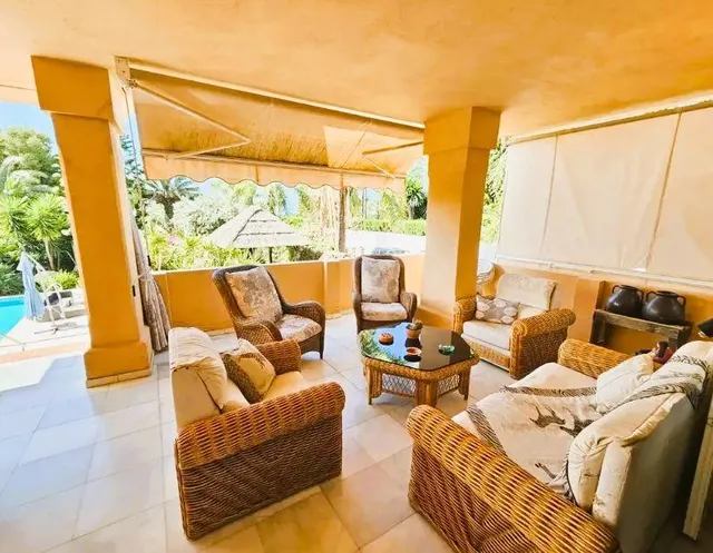 Villa en venta en Nueva Andalucía, Marbella, con vistas al mar y cerca de Puerto Banús — 49