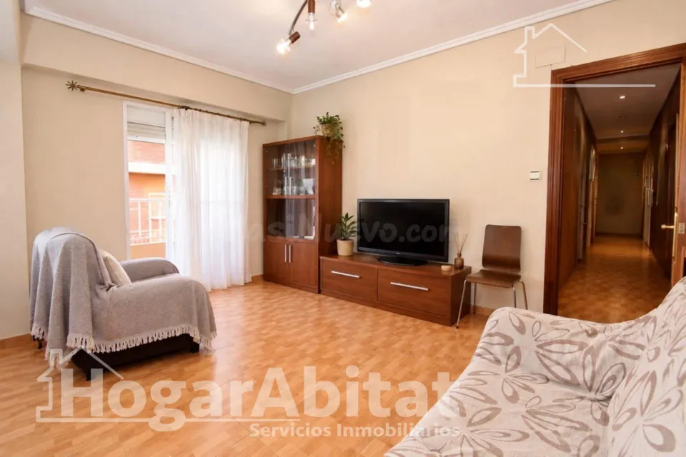 Luz natural y amplitud en este piso esquinero con dos balcones, ascensor y trastero a 100 metros de la playa