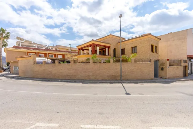 Impresionante villa de 620 metros con piscina, sotano, bodega y GYM!!! — 45