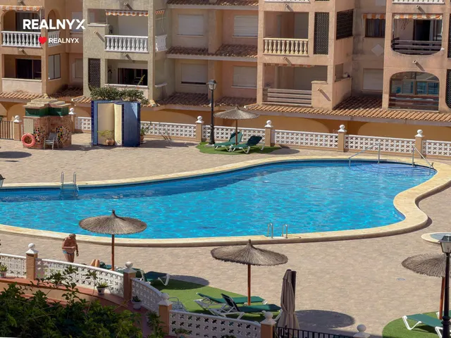 ¡Oferta Especial! Amplio apartamento con 3 dormitorios + gran terraza y vistas a la piscina comunitaria + Garaje incluido en el precio — 10