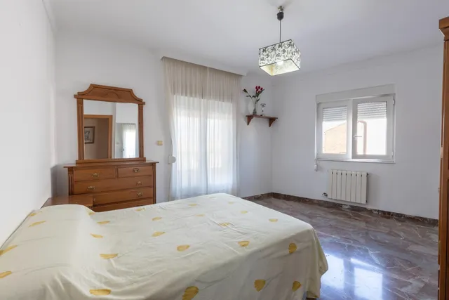 Casa en esquina en venta en Las Gabias — 38