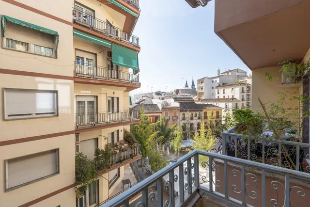 Piso en esquina con terraza y vistas a Plaza Mariana Pineda, Granada — 13