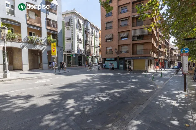 LOCAL COMERCIAL JUNTO A ÁNGEL GANIVET | ESPACIO Y UBICACIÓN. — 22