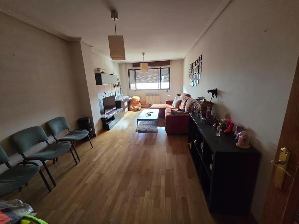 SE VENDE APARTAMENTO EN EL CENTRO DE VALENCIA DE DON JUAN, COCINA, SALÓN, 2 HAB., 2 BAÑOS, ASCENSOR, TRASTERO Y PLAZA DE GARAJE.