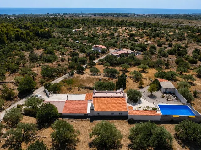 Finca rústica con gran chalet, piscina y vistas al mar a poc