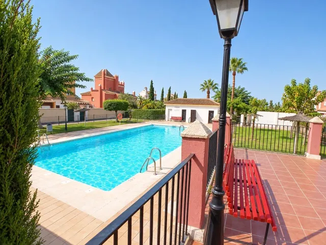 Gran vivienda en campo de golf con terraza y piscina. - foto 2