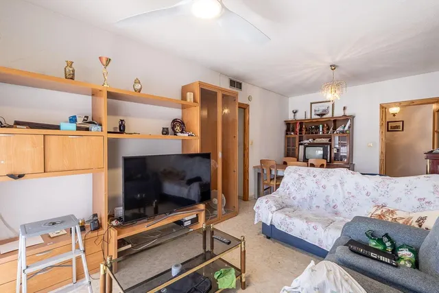 Traumatología (zona). Piso 4 dormitorios, 2 baños. Calefacción central. Plaza de aparcamiento y trastero. — 7