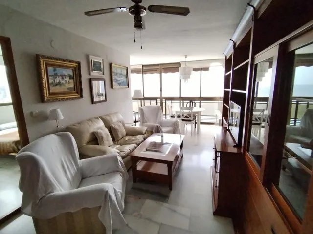 Apartamento de esquina con 2 dormitorios y terraza acristlada en 1 Linea playa Levante. — 5