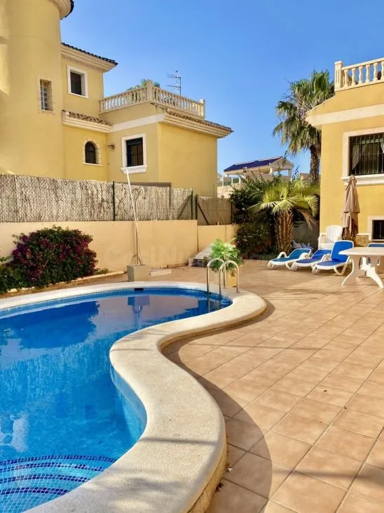 Pareado 3 habitaciones en venta - Villamartín-Las Filipinas