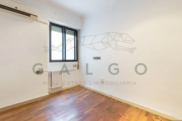 Piso a la venta junto a la plaza del ayuntamiento — 46