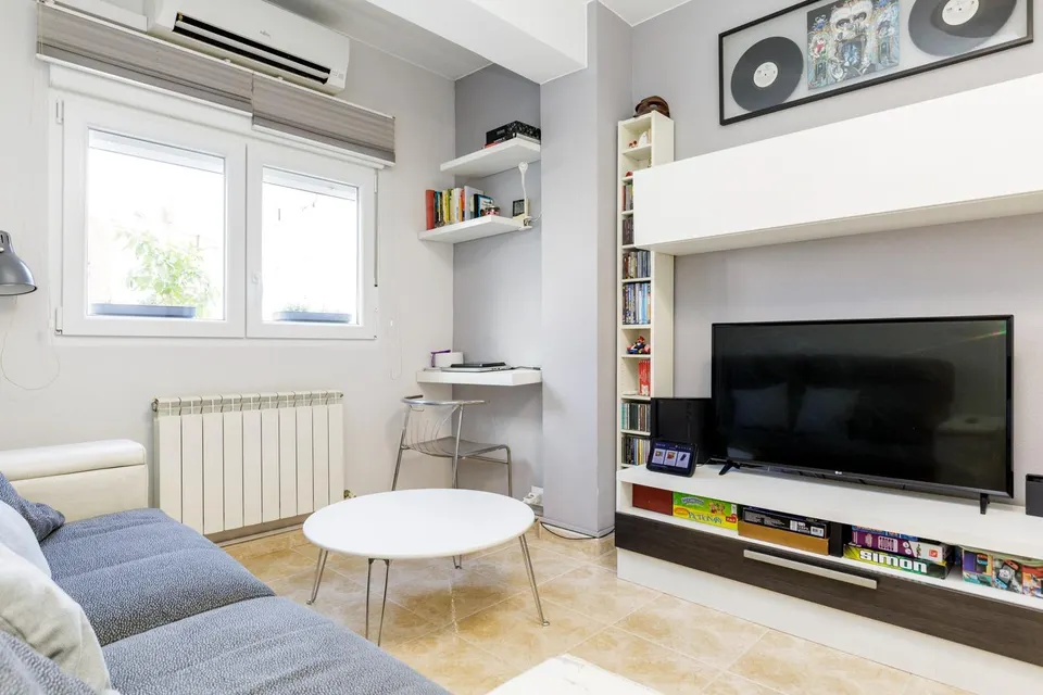 Encantador piso de 42 m2 útiles con gran terraza y excelente distribución junto a Plaza Reina Sofía