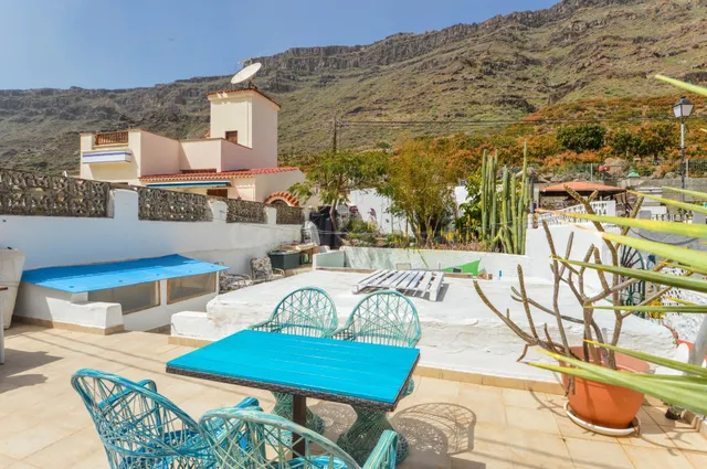 Casa terrera con amplio solarium en el pueblo de Mogán - foto 2