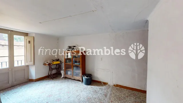 Casa de poble al centre de La Pobla de Claramunt amb molt potencial — 25