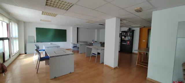 SE VENDE LOCAL ENTREPLANTA EN MUY BUENA ZONA CON TODOS LOS SERVICIOS A MANO — 9