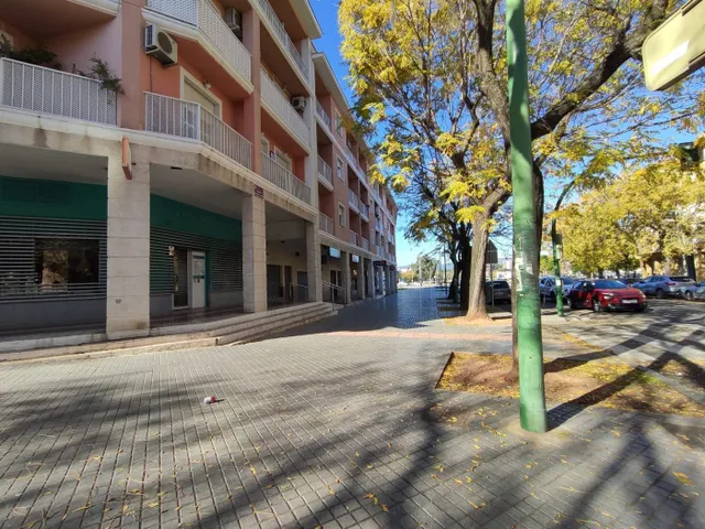 SE VENDEN DOS LOCALES JUNTOS A ESCASOS METROS DE LA AVENIDA DE CÁDIZ. — 5