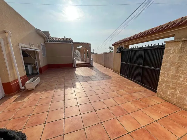 Chalet con piscina y amplias estancias en El Chaparral — 9