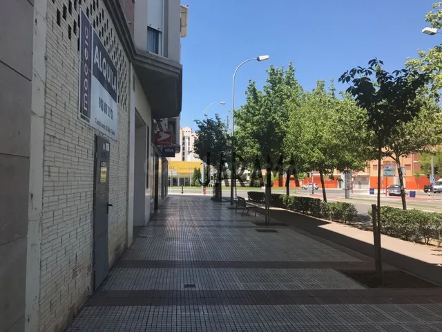 Local comercial en alquiler en Avenida Zaragoza