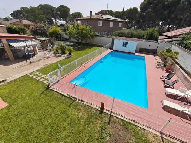 Impresionante Chalet con Amplio Terreno y Piscina en las Afueras de Zaragoza — 12