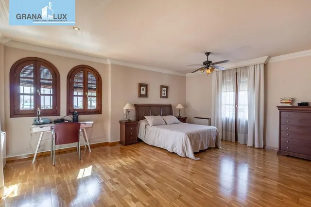 INCREÍBLE CHALET INDEPENDIENTE EN ZONA PRIVILEGIADA — 27